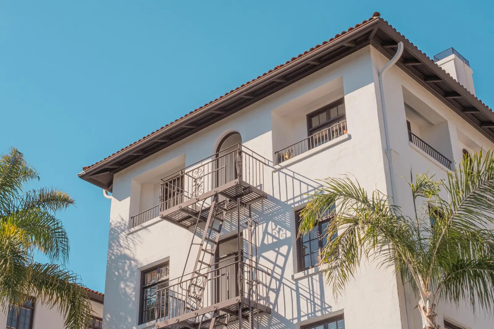 Los Angeles apartment building with palm trees, eligible for Edison EBD rebates